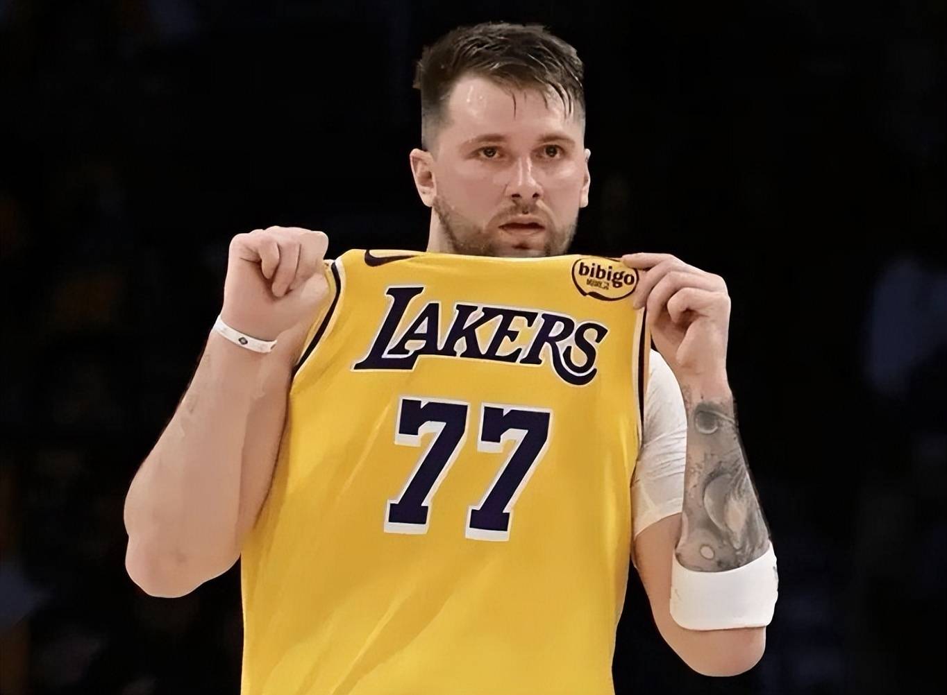 包含快船逆转尼克斯，东契奇高光表现的词条