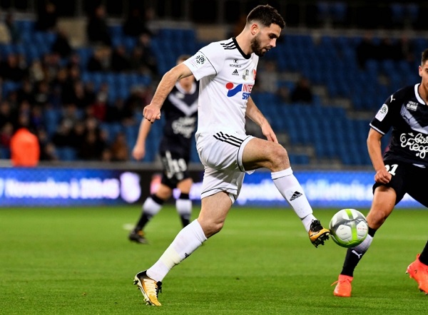 包含里昂客场不敌亚眠，积分榜排名无变的词条