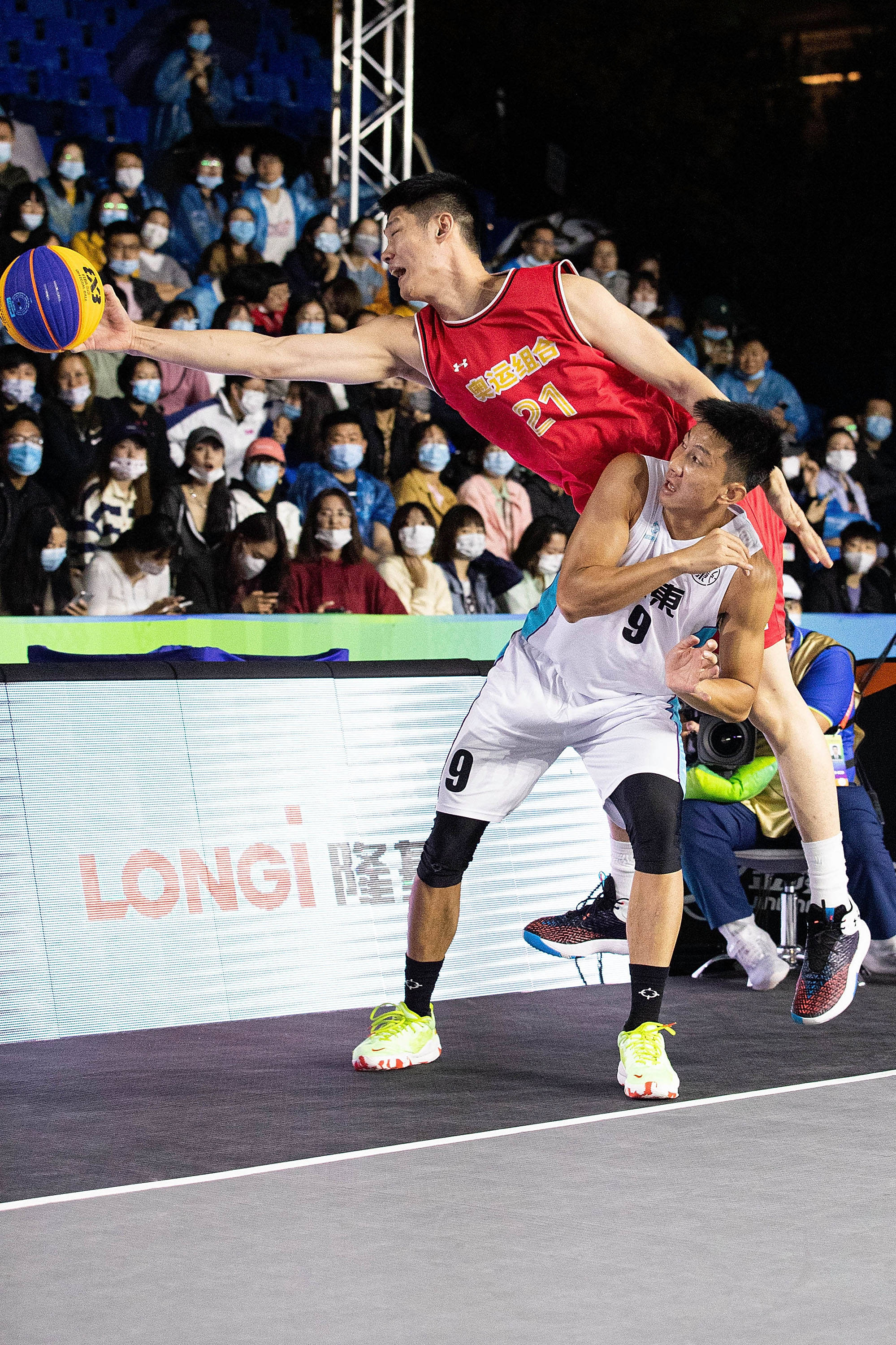 篮球明星球员在比赛中贡献精彩表现