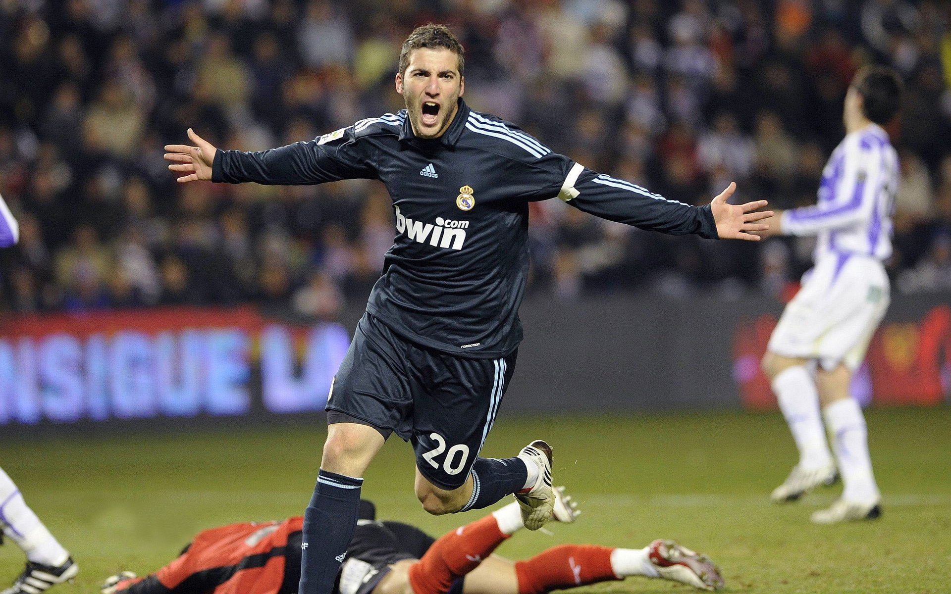 几内亚速胜日本，久保建英进攻端无人可挡，却难掩整体战术失衡